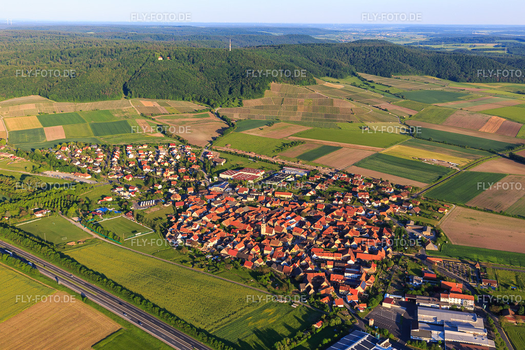 Dorfansicht jenseits der A3 aus Nordwesten | Luftbild: Dorfansicht jenseits der A3 aus Nordwesten in Abtswind im Bundesland Bayern in Deutschland. Foto: IMG_100382.jpg vom 27.05.2017 durch Werner Riehm/FLY-FOTO.de - Realisiert mit Pictrs.com