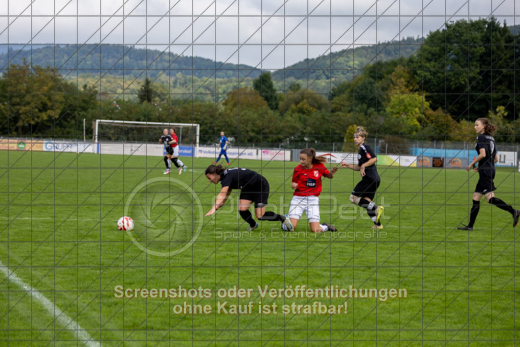 20250928_133321_0248 | #,1.FC Donzdorf (schwarz) vs. TV Derendingen (rot), Fussball, Frauen-Verbandsliga Württemberg, 03. Spieltag, Saison 2025/2026, Rasenplatz Lautertal Stadion, Süßener Straße 16, 73072 Donzdorf, 28.09.2025 - 13:00 Uhr,Foto: PhotoPeet-Sportfotografie/Peter Harich