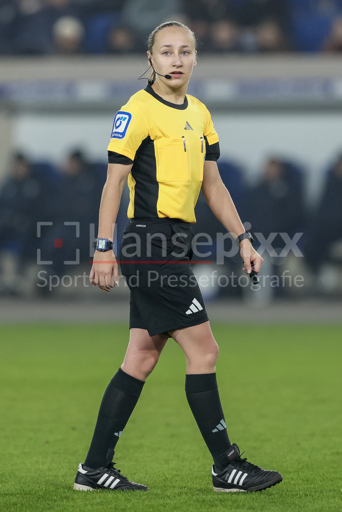 Fussball, Google Pixel Frauen-Bundesliga, FC Carl Zeiss Jena - SV Werder Bremen | v.li.: Schiedsrichterin Lara Wolf in ihrem ersten Bundesligaspiel, DIE DFB-RICHTLINIEN UNTERSAGEN JEGLICHE NUTZUNG VON FOTOS ALS SEQUENZBILDER UND/ODER VIDEOÄHNLICHE FOTOSTRECKEN. DFB REGULATIONS PROHIBIT ANY USE OF PHOTOGRAPHS AS IMAGE SEQUENCES AND/OR QUASI-VIDEO.