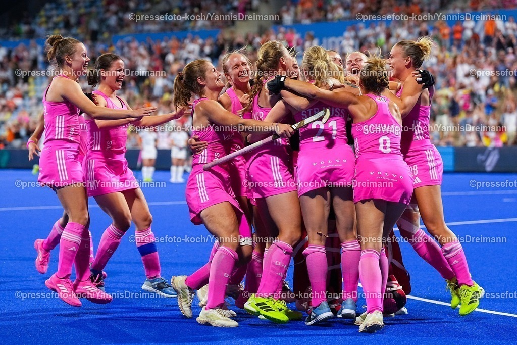 xydrx15082504077 | 15.08.2025, xydrx, Frauen EuroHockey Championship 2025, Halbfinale, Belgien - Deutschland, Sparkassenpark Mönchengladbach: Das Deutsche Team bejubelt den Final Einzug