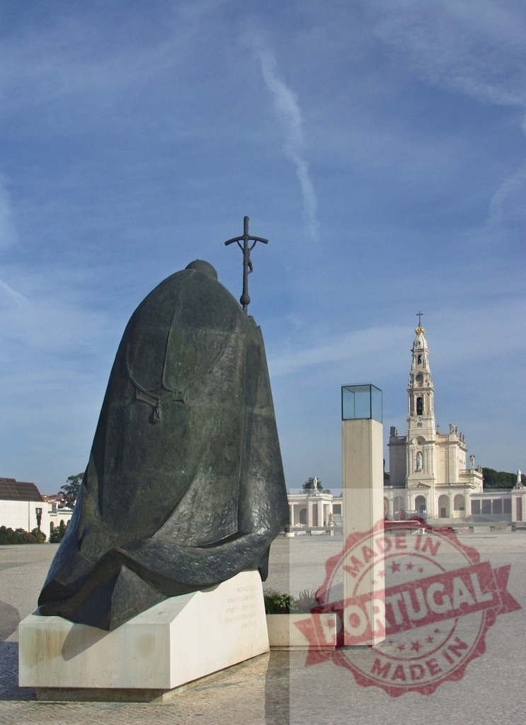 Statue of pope john paul ii praying with Sanctuary of Fátima in background | Bronze statue of pope John Paul II praying with the Sanctuary of Fátima in the background, Portugal - Realisiert mit Pictrs.com
