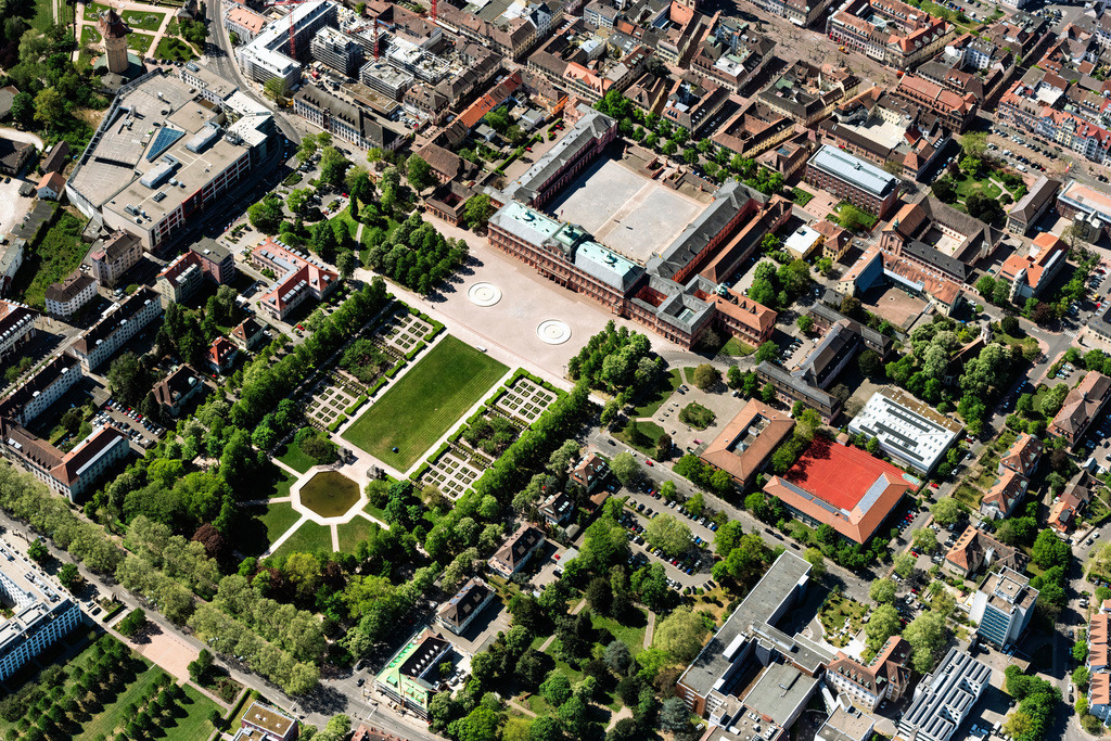 dr__0051340.jpg | RASTATT 22.04.2020 Gebäudekomplex im Schloßpark vom Residenzschloss Rastatt in der Innenstadt von Rastatt im Bundesland Baden-Württemberg, Deutschland. // Building complex in the park of the castle Residenzschloss Rastatt in Rastatt in the state Baden-Wurttemberg, Germany. Foto: Daniel Reiter