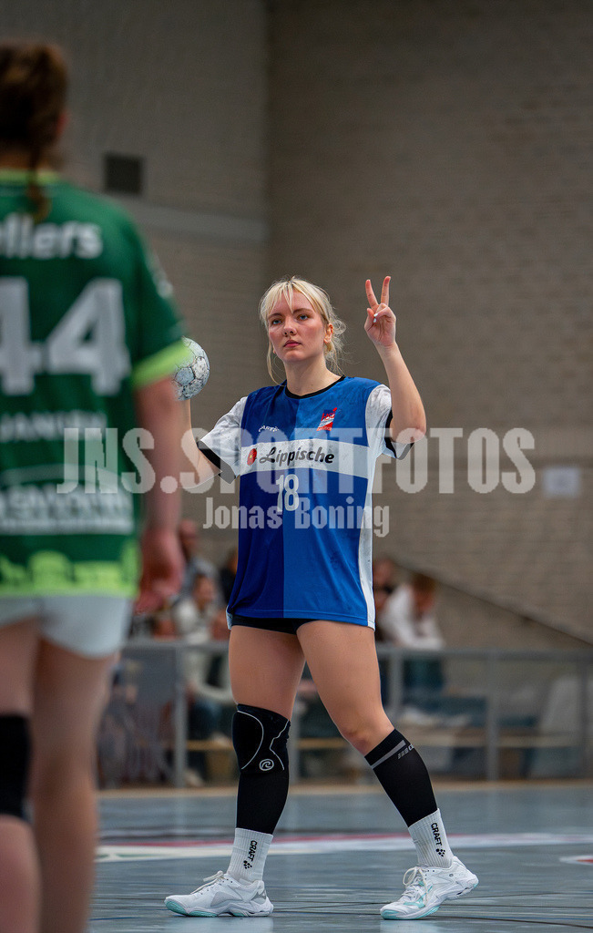 Handball I Frauen I Saison 2025-2026 I 3. Liga Staffel Nord I 10. Spieltag I SC SFN Vechta - HSG Blomberg-Lippe II I 0368 | Ruslana Litvinov (18, HSG Blomberg-Lippe II) gibt den Spielzug an - Realisiert mit Pictrs.com