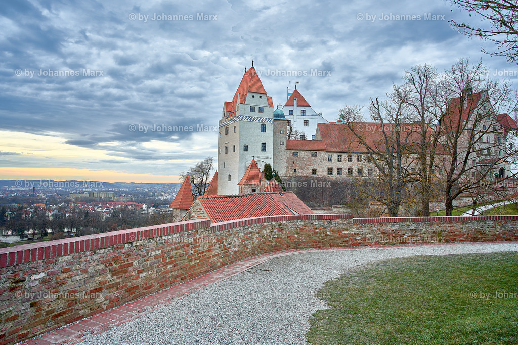 Abendstimmung an der Burg Trausnitz in Landshut | Professionelle Landschaftsfotografie, Inneneinrichtung, Kunst für Ihre Wohnung, Kanzlei, Praxis oder als Geschenk. Aussuchen und einfach liefern lassen. Raumgestaltungsberatung auf Anfrage. - Realisiert mit Pictrs.com
