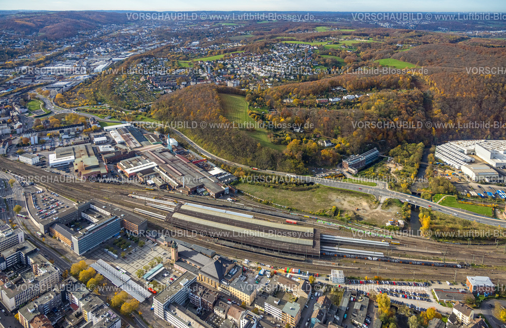 Hagen251100890 | Luftbild, Hbf Hauptbahnhof Hagen und Bahnhofshinterfahrung, denkmalgeschützte alte Schraubenfabrik Hagen am Fluss Ennepe, Umbau zu einem Gesundheitscampus, Plessenstraße, hinten Wohngebiet Kuhlerkamp, Mittelstadt, Hagen, Ruhrgebiet, Nordrhein-Westfalen, Deutschland