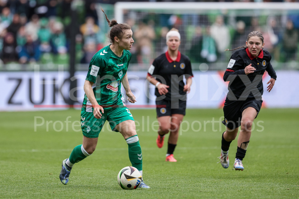 Fussball, Google Pixel Frauen-Bundesliga, SV Werder Bremen - Bayer 04 Leverkusen | v.li.: Sophie Weidauer (SV Werder Bremen, 9) am Ball, Einzelbild, Ganzkörper, Aktion, Action, Spielszene, DIE DFB-RICHTLINIEN UNTERSAGEN JEGLICHE NUTZUNG VON FOTOS ALS SEQUENZBILDER UND/ODER VIDEOÄHNLICHE FOTOSTRECKEN. DFB REGULATIONS PROHIBIT ANY USE OF PHOTOGRAPHS AS IMAGE SEQUENCES AND/OR QUASI-VIDEO.
