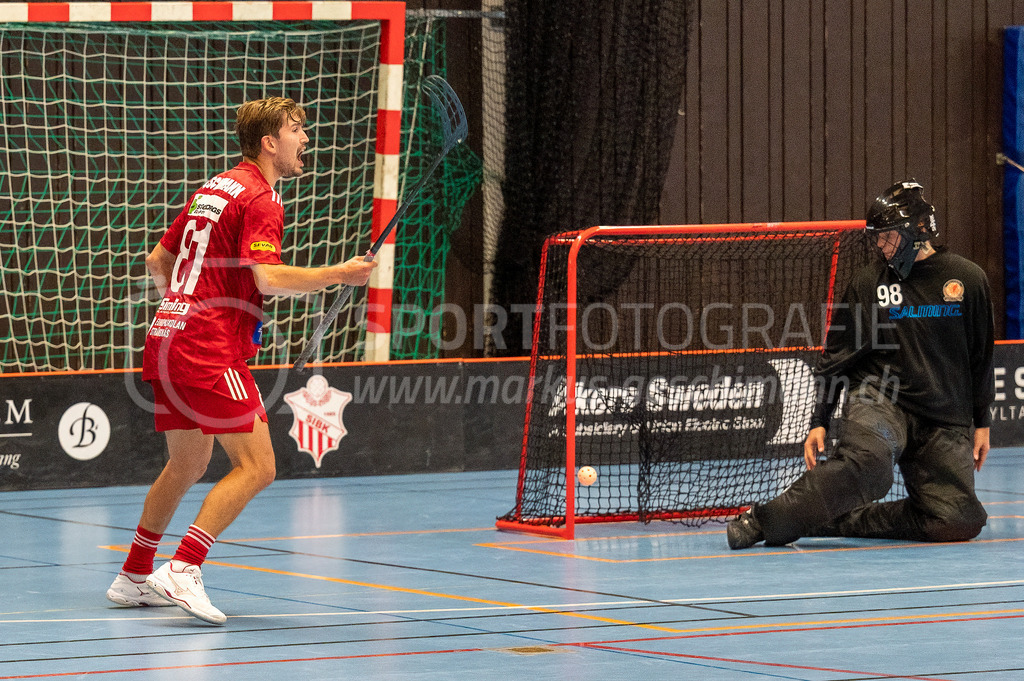 Strängnäs IBK vs Höllvikens IBF - 30. September 2023 | Strängnäs IBK vs Höllvikens IBF
Thomas Arena, Strängnäs
Tim Aeschmann (#81 Strängnäs IBK) beim 5:3 durch Rasmus Jansson (#65 Strängnäs IBK, nicht auf dem Bild).
Bild: Sportfotografie Markus Aeschimann | www.markus-aeschimann.ch - Realisiert mit Pictrs.com