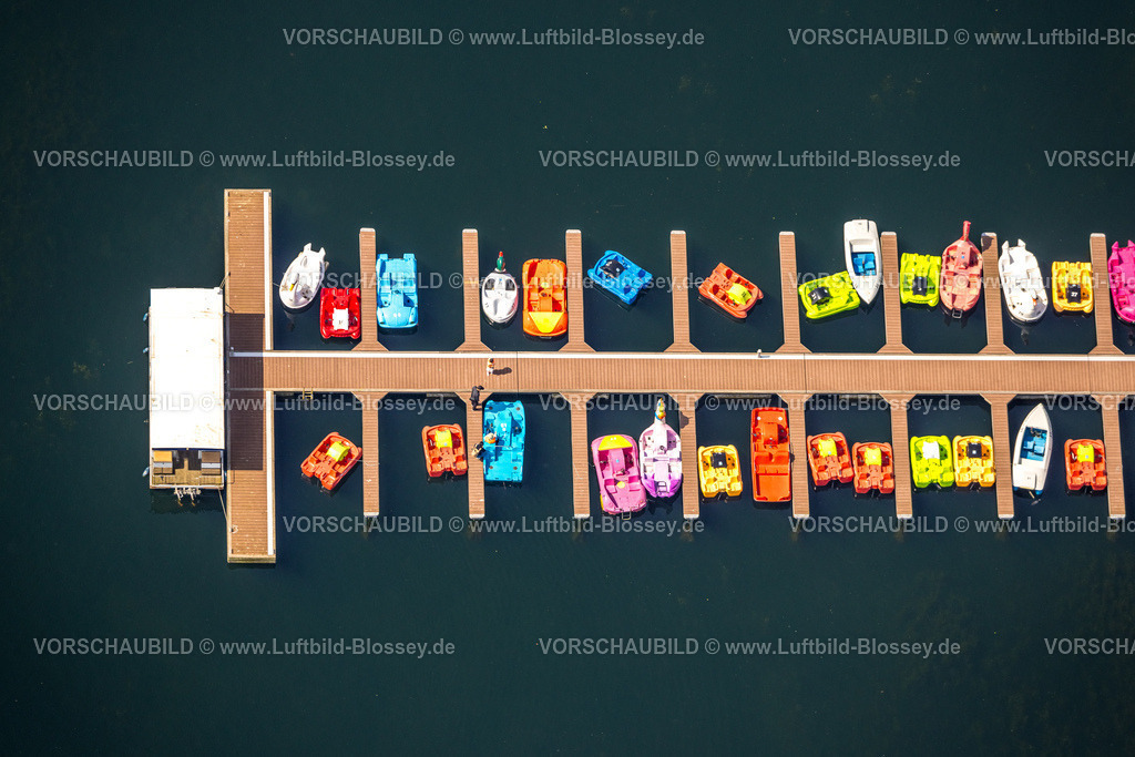 Duesseldorf240501175UnterbacherSee | Luftbild, Freizeitgestaltung am Unterbacher See, Bootsanlegestellen und bunte Tretboote, Unterbach, Düsseldorf, Rheinland, Nordrhein-Westfalen, Deutschland