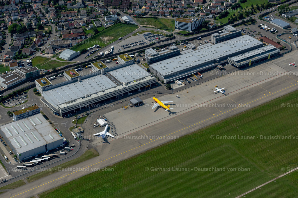 4034389 | LEINFELDEN-ECHTERDINGEN 22.07.2020 Abfertigungs- Gebäude und Terminals auf dem Gelände des Flughafen Stuttgart in Leinfelden-Echterdingen im Bundesland Baden-Württemberg, Deutschland. Weiterführende Informationen bei: Flughafen Stuttgart GmbH. // Dispatch building and terminals on the premises of the airport Stuttgart in Leinfelden-Echterdingen in the state Baden-Wuerttemberg, Germany. Further information at: Flughafen Stuttgart GmbH. Foto: Gerhard Launer