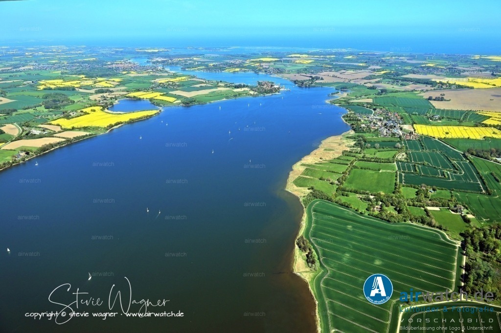 Luftbild Ostseefjord Schlei, Winnemark, Arnis, Kappeln, Karlsburg | Die geschichtliche Bedeutung der Halbinsel Schwonsburg, die zu Winnemark gehört, ist nicht bekannt, doch Reste von wahrscheinlich spätmittelalterlichen Wallanlagen konnten 1903 noch festgestellt werden. Auf einer Gutskarte von 1786 ist dort bereits ein Haus eingezeichnet. Die Gemeinde liegt etwa fünf Kilometer südlich von Kappeln am Schwansener Ufer der Schlei, und östlich verläuft die Schwansenstraße von Kappeln nach Eckernförde.