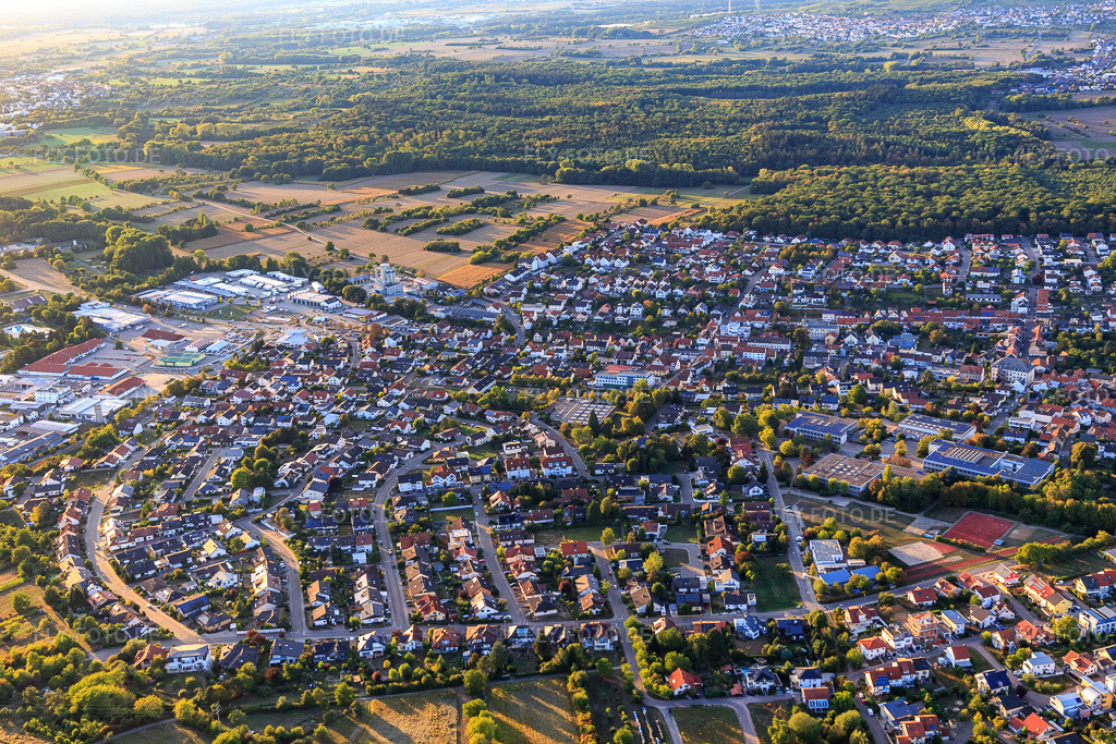 Luftbild: Ortsübersicht aus Südosten in Östringen im Bundesland Baden-Württemberg in Deutschland. Foto: IMG_111563.jpg vom 09.09.2018 durch Werner Riehm/FLY-FOTO.de