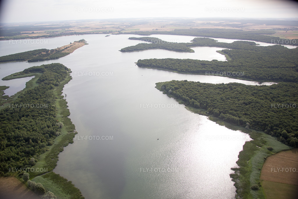 Aerial view: Lac de Madine in Buxières-sous-les-Côtes in the state Meuse, France. – Photo: IMG_083314.jpg taken on 07/12/2015 by Werner Riehm/FLY-FOTO.com – Resolution of the original: 5472 x 3648 px