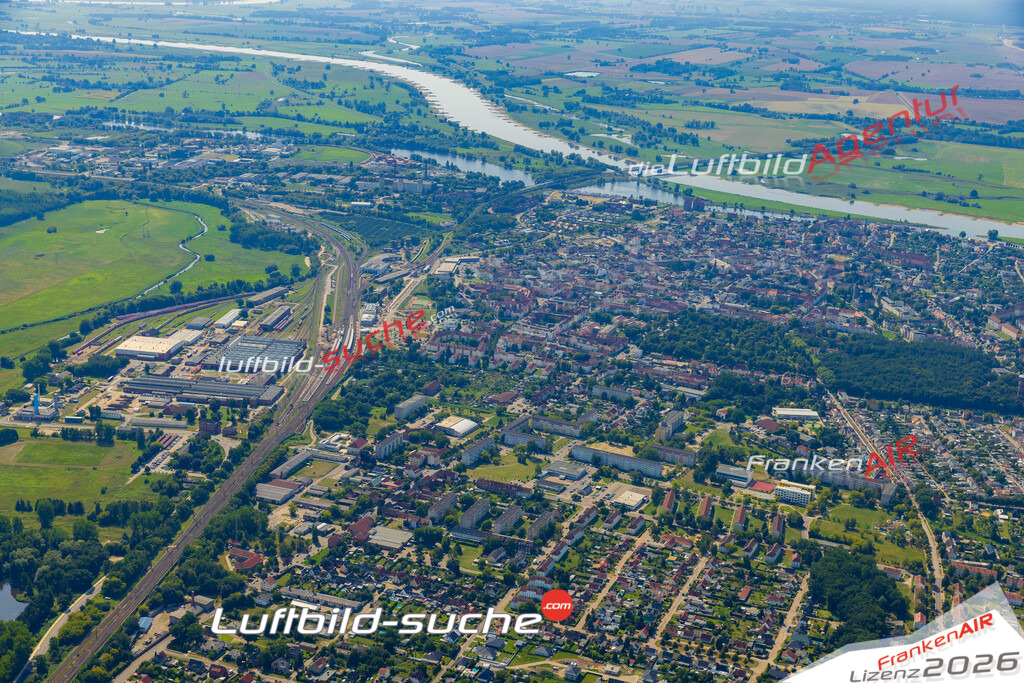 Neue Luftbildaufnahme der Stadt Wittenberge - Das Luftbild wurde 2025 vom UL-Flugzeug heraus erstellt ( keine Drohnenaufnahme ) - Hochauflösende Luftaufnahme - für Wandbilder und großformatige Ausdrucke geeignet. Das besondere Geschenk!Hier alle&nbsp;Infos zur Lizenzierung der LuftaufnahmeWir fliegen auch dieses Jahr wieder in Ihre Region um Luftbilder zu erstellen.- Luftbild anfragen
