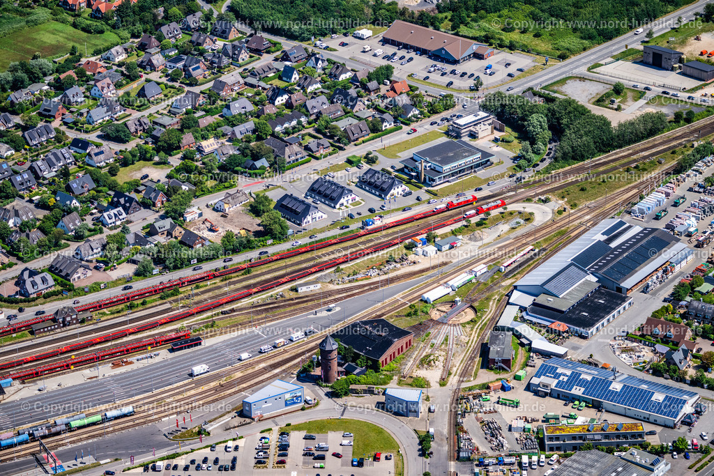 Sylt_Westerland_Autoverladung_Bahnhof_Gleise_ELS_0571210625 | SYLT 21.06.2025 Gleisverlauf und Gebäude mit Autozug des Hauptbahnhofes an der Straße Industrieweg, Keitumer Chaussee in Sylt Nordsee - Insel im Bundesland Schleswig-Holstein, Deutschland. // Track progress and building of the main station of the railway on street Industrieweg, Keitumer Chaussee in Sylt North Sea Island in the state Schleswig-Holstein, Germany. Foto: Martin Elsen