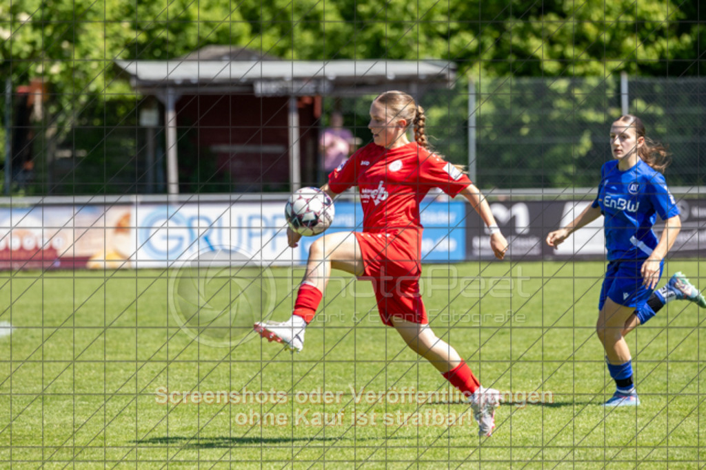 20250510_145913_0613 | Leyla Hirn (1.FC Donzdorf #11),1.FC Donzdorf (rot) vs. Karlsruher SC (blau), Fussball, EnBW-Oberliga B -Juniorinnen, 23. Spieltag, Saison 2024/2025, Rasenplatz, Lautertal Stadion, Süßener Straße 16, 73072 Donzdorf, 10.05.2025 - 14:00 Uhr,Foto: PhotoPeet-Sportfotografie/Peter Harich