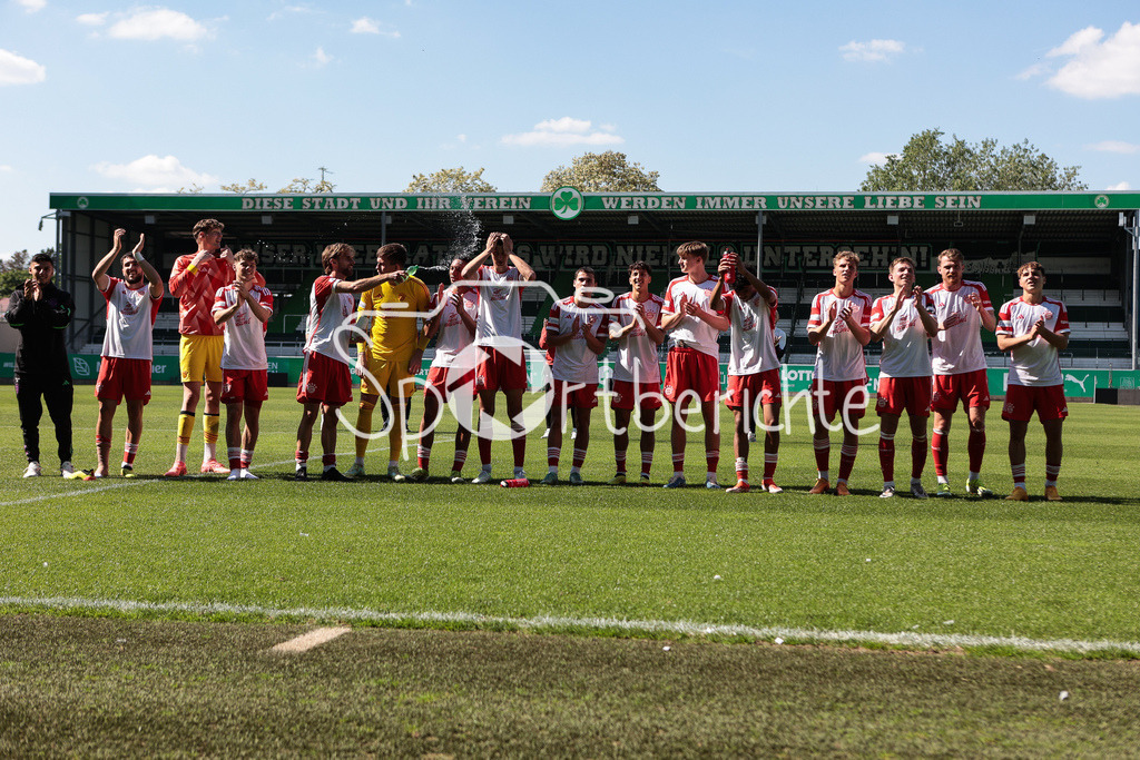 SpVgg Greuther Fürth II - FC Bayern Amateure | Die Spieler der FC Bayern Amateure feiern zusammen mit den Fans den 1-2 Auswaertssieg bei der SpVgg Greuther Fuerth II