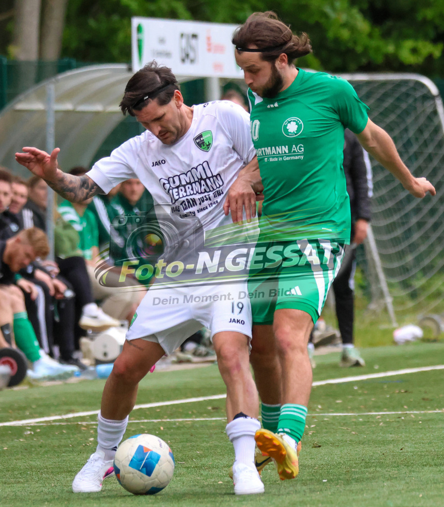 SC Bünde - TuS Tengern | Auf dem Bild zu sehen: weiß SC Bünde: Andrej Gorr ; grün TuS Tengern: Kevin Hübert SC Bünde, TuS Tengern, Saison 25/26, Bezirksliga, Hunnebrock, Deutschland - Realisiert mit Pictrs.com