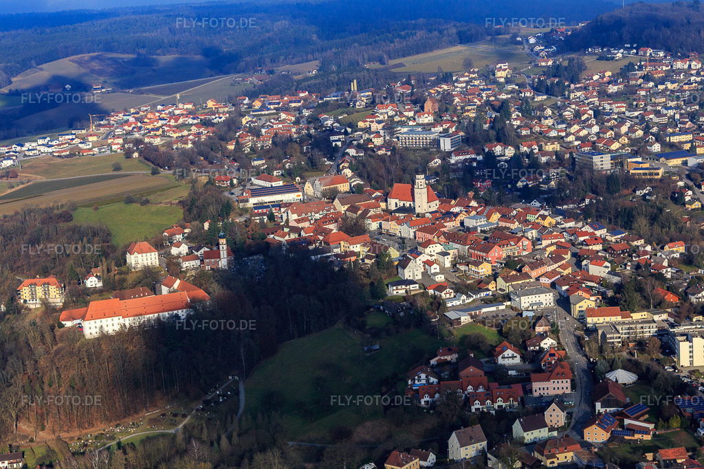 Luftbild: Kurort aus Südwesten mit Schulhügel, SchloSS und Kirche Hl. Familie im Ortsteil Bad Griesbach in  Rottal in Bad Griesbach im Rottal im Bundesland Bayern in Deutschland.Foto: IMG_096008.jpg vom 29.12.2016 durch Werner Riehm/FLY-FOTO.deGMS GriesbachKUnst im SchloSS - Places ReviewInfo Icon