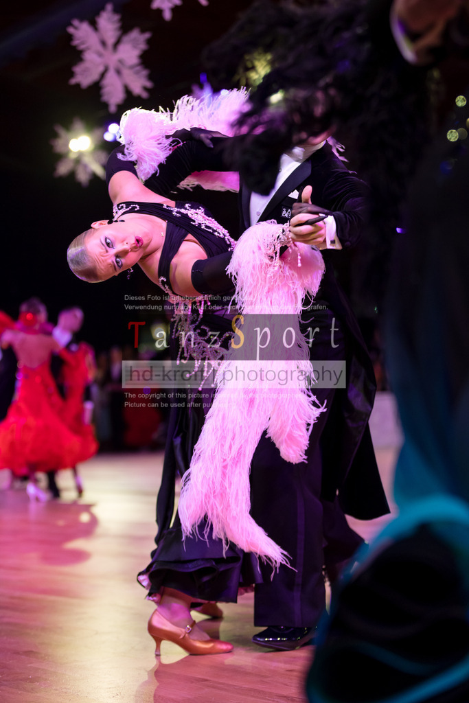 20241215_WDSF_Int_Open_Std-Riga-9030 | Tanzsportbilder, Standardtanz, Lateintanz, WDSF, DTV, LTVB, dancecomp, goc, hessen tanzt, blaues band der spree, walzer, tango, wiener walzer, slowfox, quickstepp, samba, rumba, cha-cha-cha, paso doble. jive, hd-kroft photography, turniertanzsport
