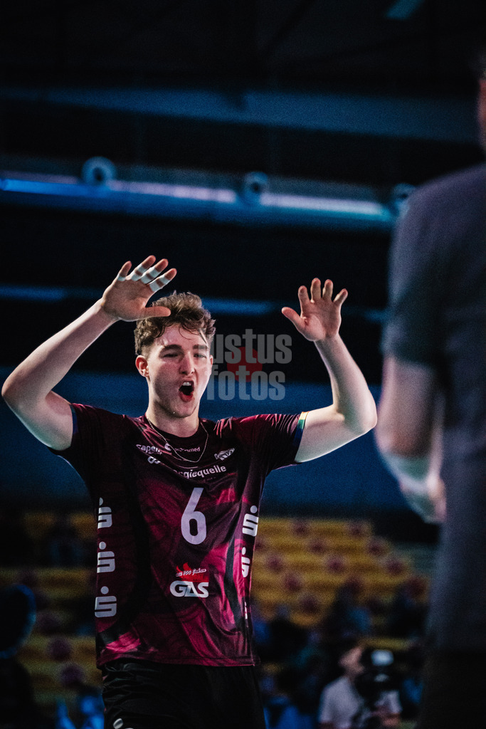 Volleyball | Herren | Saison 2025/2026 | Volleyball Ligacup | SWD powervolleys Düren vs. Energiequelle Netzhoppers KW | 12.10.2024 | Lovis Homberger (#6, Energiequelle Netzhoppers KW) läuft in die Arena ein