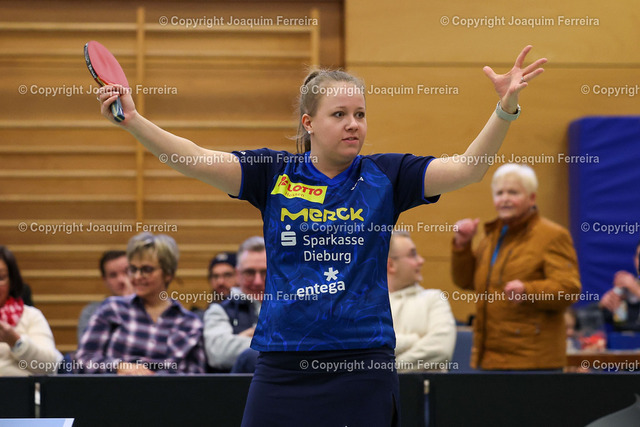 2023.12.17_tsvvslang_0552 | Langstadt, Babenhausen 17.12.2023  Tischtennis Damen 2. Bundesliga TSV Langstadt -  TTC Langen 1950 v.l., Janina Kämmerer (2.Bundesliga TSV 1909 e.v. Langstadt) enttaeuscht, enttaeuscht schauend, dissapointed, traurig, frustiert, frust, gefrustet
 - Realisiert mit Pictrs.com