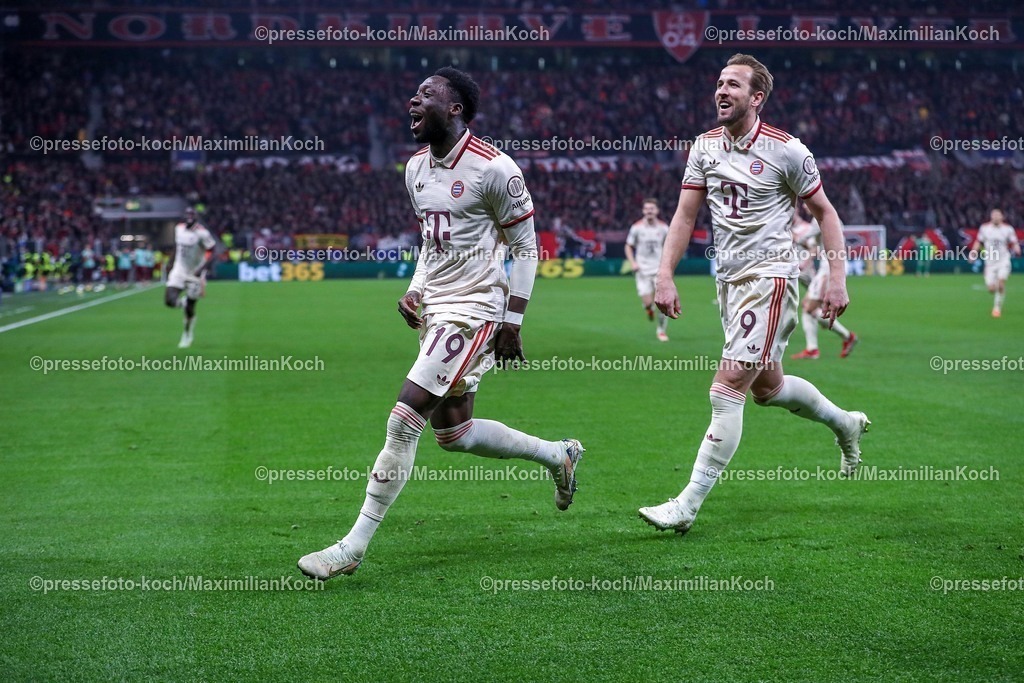 UCL11032502455 | 11.03.2025, Fußball, UEFA Champions League, Bayer 04 Leverkusen - FC Bayern München, Achtelfinale Rückspiel, BayArena, Saison 2024 2025: Torjubel nach dem 2:0 durch Torschütze Alphonso Davies (FC Bayern #19). Zusammen mit Harry Kane (FC Bayern #9)DFB regulations prohibit any use of photographs as image sequences and or quasi-video.