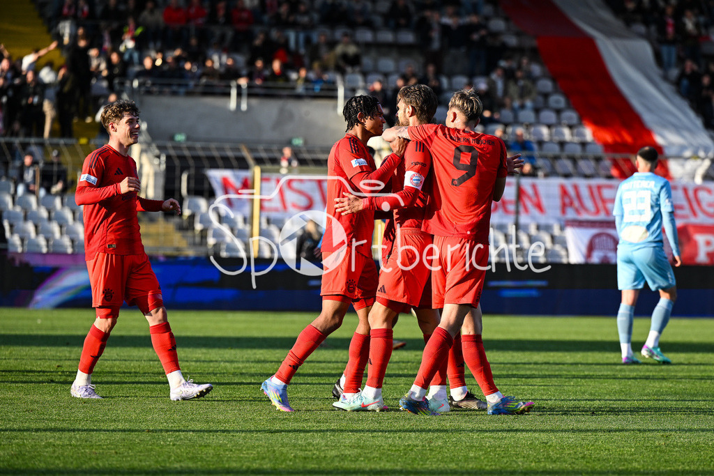 FC Bayern Amateure - Türkgücü München | Jubel der Bayern Amateure nach dem Treffer zum 2-0 durch Luca DENK (FC Bayern München II #6) / Tor / Torschuetze / Freude / Happy / Regionalliga Bayern: FC Bayern Muenchen II - Tuerkguecue Muenchen, Gruenwalder Stadion am 09.05.2025