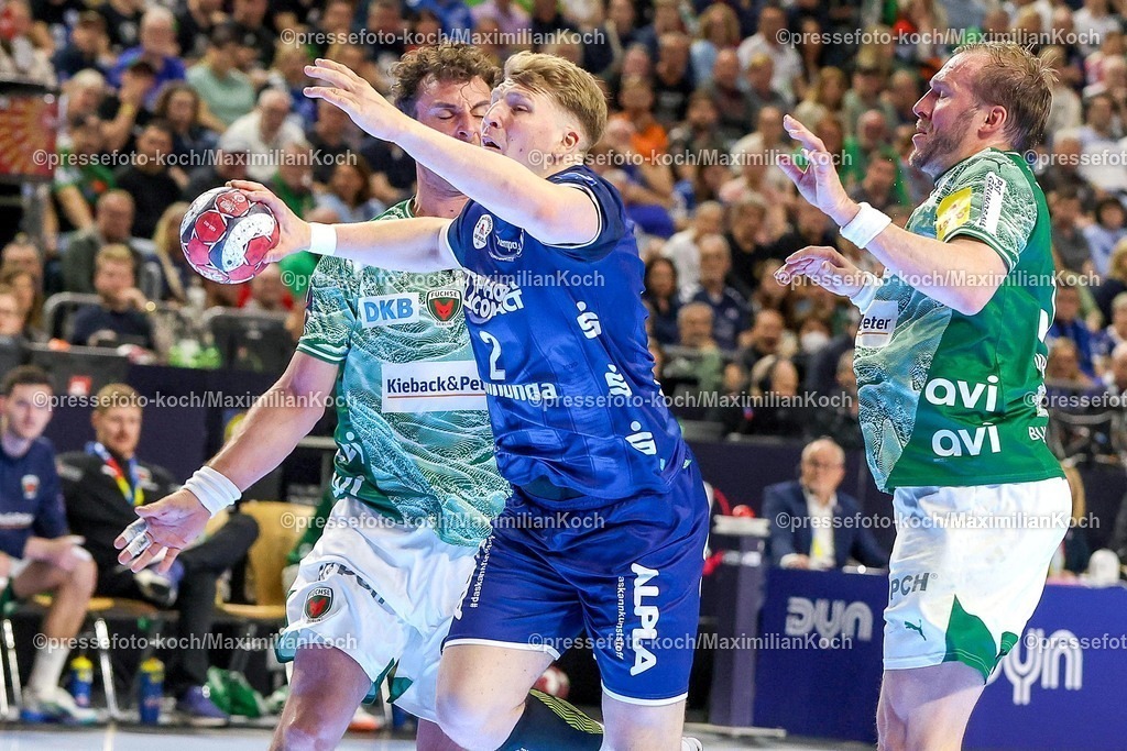 xSSCx18042601016 | 18.04.2026, xsscx, Handball, DHB-Pokal Lidl Final4, TBV Lemgo-Lippe - Füchse Berlin, Saison 2025 / 2026 Herren, Lanxess Arena: Lukas Hutecek (TBV Lemgo Lippe #02) im Zweikampf gegen Max Darj (Füchse Berlin #05) Photo: xSandraxScherningxPressefotoKochx
