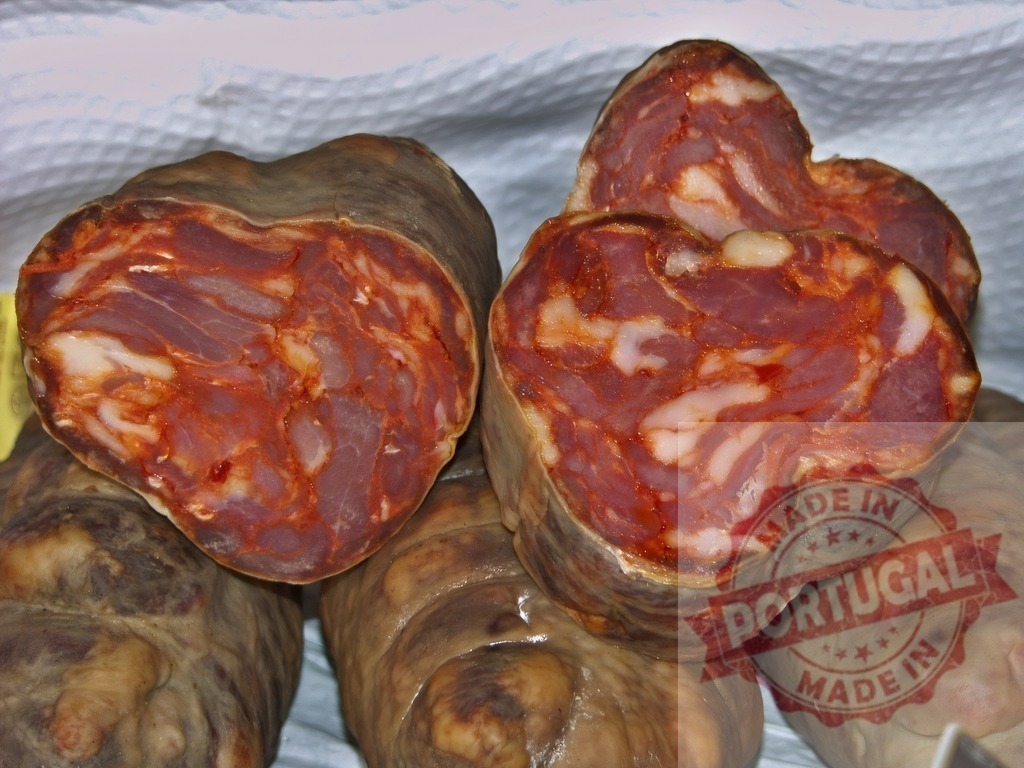 Sliced dry cured sausage showing red meat and fat | Sliced dry cured sausage revealing red meat and white fat texture - Realisiert mit Pictrs.com