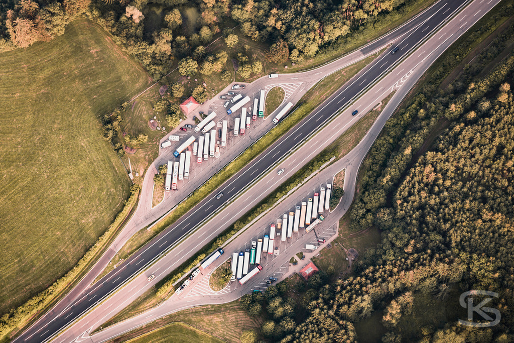 Autobahn Raststätte & LKW-Parkplatz Luftbild | Deutschland | Autobahn Raststätte & LKW-Parkplatz Ettensweiler an der A96, Luftaufnahme von Lkw-Parkplätzen und Rastanlagen an deutschen Autobahnen. - Realisiert mit Pictrs.com