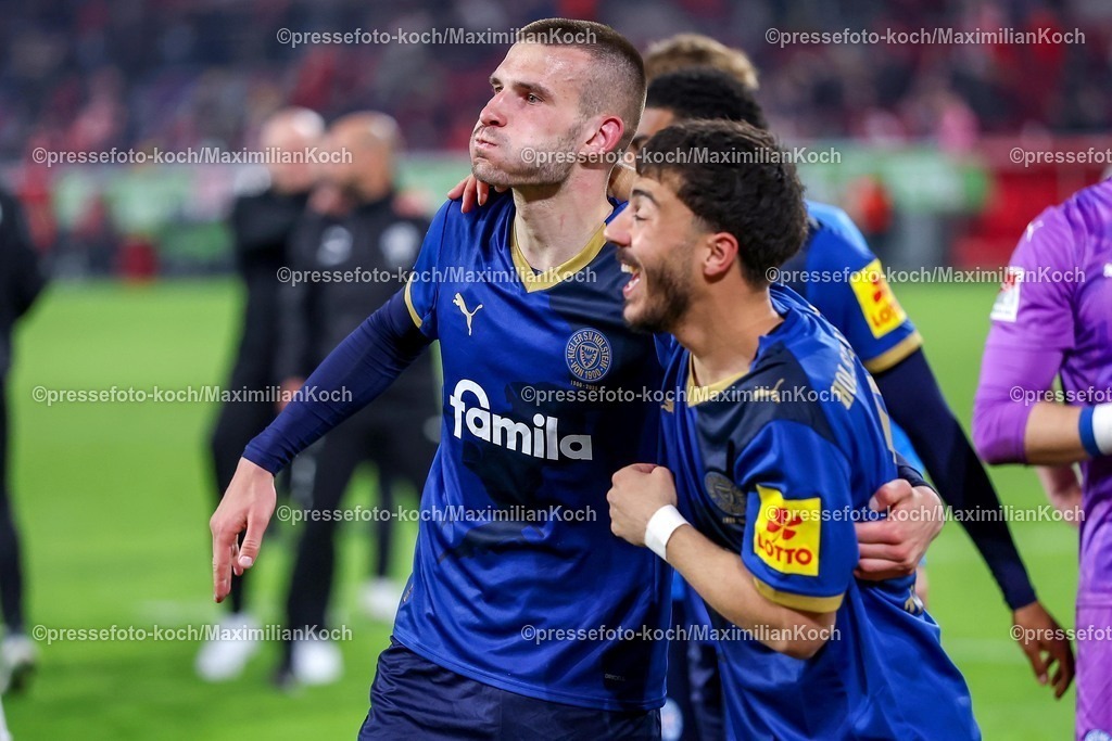 F9510042601140 | 10.04.2026, Fußball, Fortuna Düsseldorf - Holstein Kiel, 2. Fußball Bundesliga, Herren, Merkur Spiel-Arena, 29. Spieltag, Saison 2025 2026: Abschlussjubel nach dem 2:1 Sieg für Holstein Kiel David Zec&nbsp; (Holstein Kiel #26) Umut Tohumcu&nbsp; (Holstein Kiel #08)  DFB regulations prohibit any use of photographs as image sequences and or quasi-video.