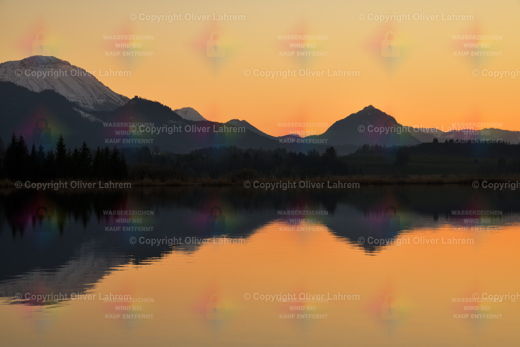 Hopfensee Harmonie | Berggipfel im harmonischen Abendrot und spiegeln sich im ruhigen Wasser des Hopfensee