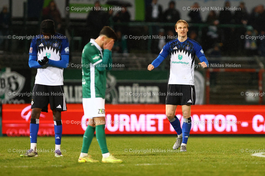 NH_VfBLübeck_HamburgerSVU21_RegionalligaNord_13032026 | #4 Lukas Leonard Bornschein (Hamburger SV U21) jubelt nach dem Abpfiff über den Sieg.Fußball I Herren I Regionalliga Nord I Saison 2025-2026 I 25. Spieltag I VfB Lübeck - Hamburger SV U21 I 13.03.2026 I Stadion an der Lohmühle