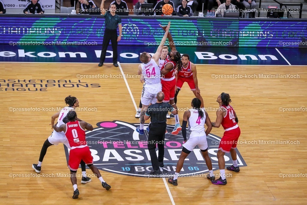 BCL08012501002 | 08.01.2025, Basketball Champions League, 1. Spiel Play-In, Telekom Baskets Bonn - Pallacanestro Reggiana, Telekom Dome: Sprungball Thomas Kennedy (Telekom Baskets Bonn #54) gegen Kenneth Faried (Pallacanestro Reggiana #35) zu Spielbeginn über dem Boden Logo Banner Emblem