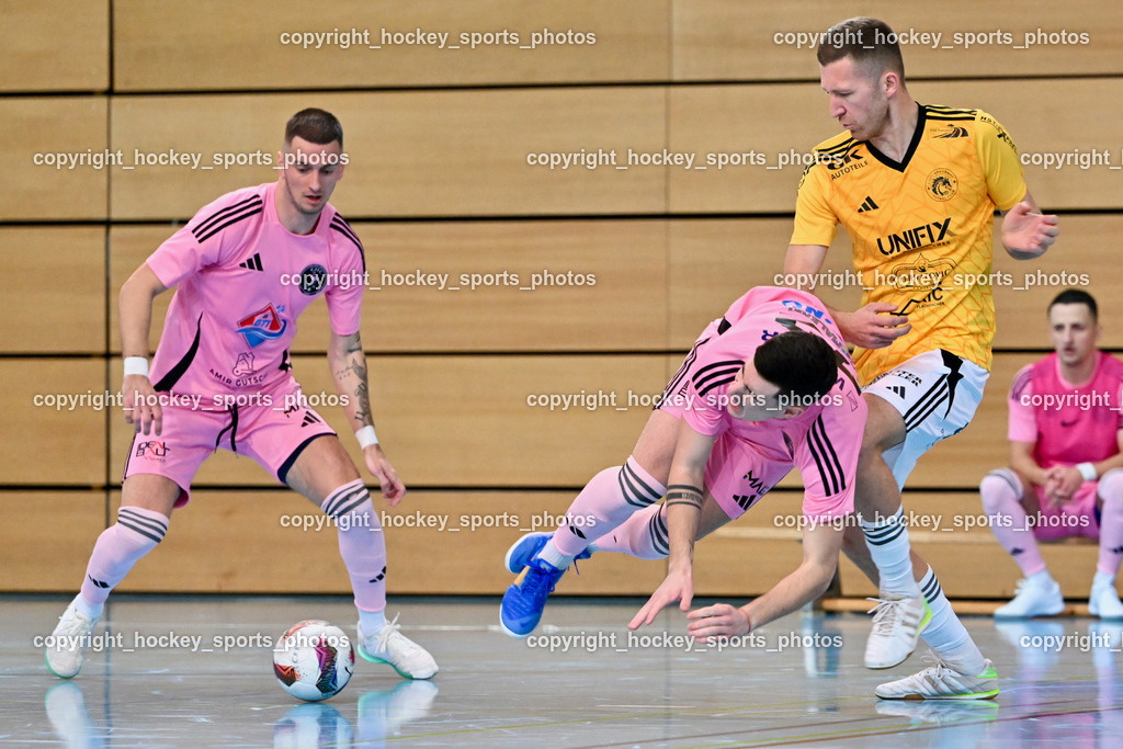Carinthia Flamengo Futsal Club vs. FC Ljuti Krajisnici | #24 Zoran Vukovic Carinthia Flamengo, #72 Armin Kahvedzic Carinthia Flamengo, #11 Kenan Ramic FC Ljuti Krajisnici, Carinthia Flamengo Futsal Club vs. FC Ljuti Krajisnici, Carinthia Flamengo Futsal Club vs. FC Ljuti Krajisnici am 05.01.2025 in Klagenfurt (Ballspielhalle Viktring), Austria, (Photo by Bernd Stefan)
