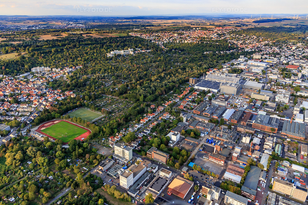 Luftbild: Industriegebiet Gwinnerstraße mit Air Liquide Forschung und Entwicklung GmbH und Sportplatz des FG Seckbach 02 e.V. im Ortsteil Seckbach in Frankfurt im Bundesland Hessen in Deutschland.Foto: IMG_117639.jpg vom 10.09.2019 durch Werner Riehm/FLY-FOTO.deFussball-Gesellschaft Seckbach 02 e.VDE.AIRLIQUIDE.COM