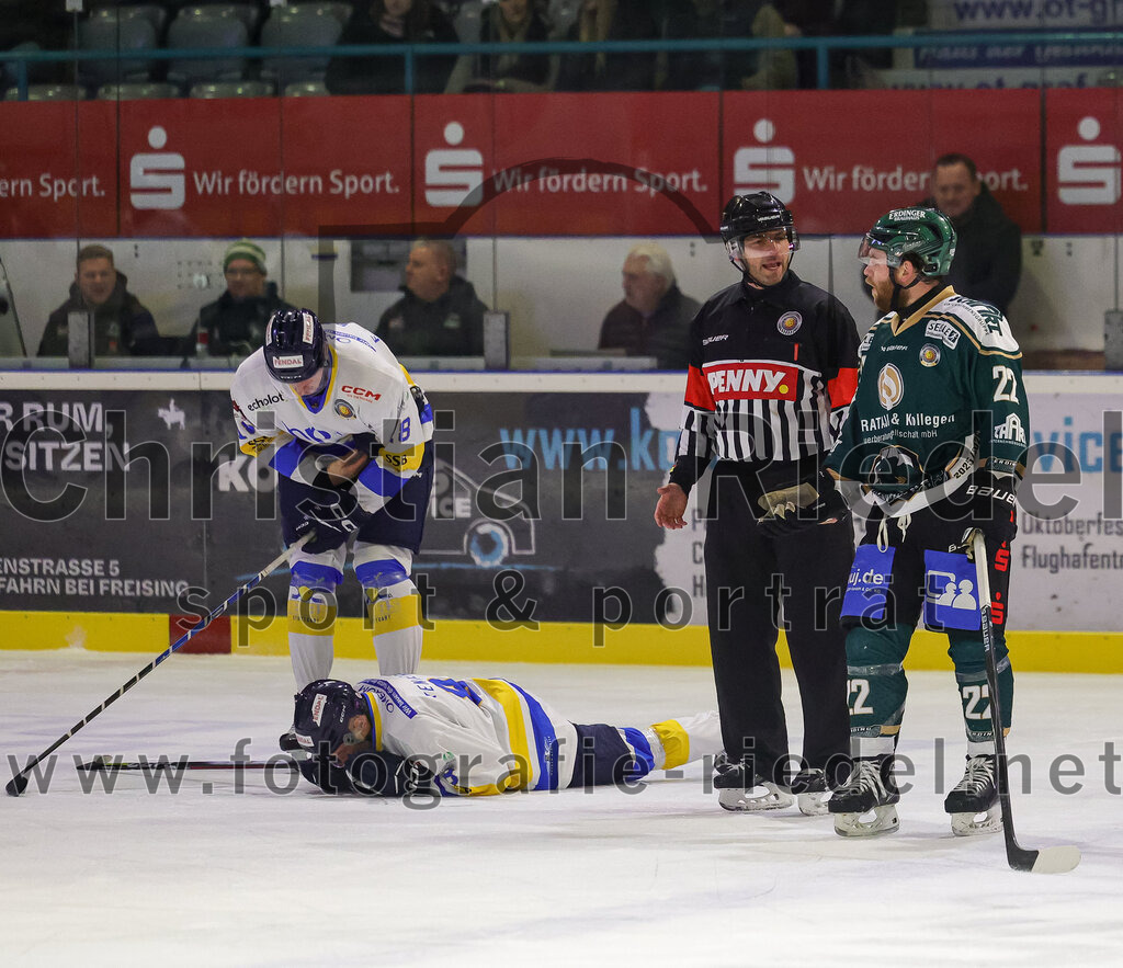 2025-12-05_141_TSV_Erding_gegen_Stuttgart_Rebels | Erding, Deutschland, 05.12.2025:Eishockey, Oberliga Süd 2025 / 2026, 23. Spieltag, TSV Erding gegen Stuttgart Rebels, Endergebnis: 5:6Florian Renner (Stuttgart Rebels, #8), Grady Hobbs (Erding Gladiators, #22)Foto: Christian Riedel / fotografie-riedel.net