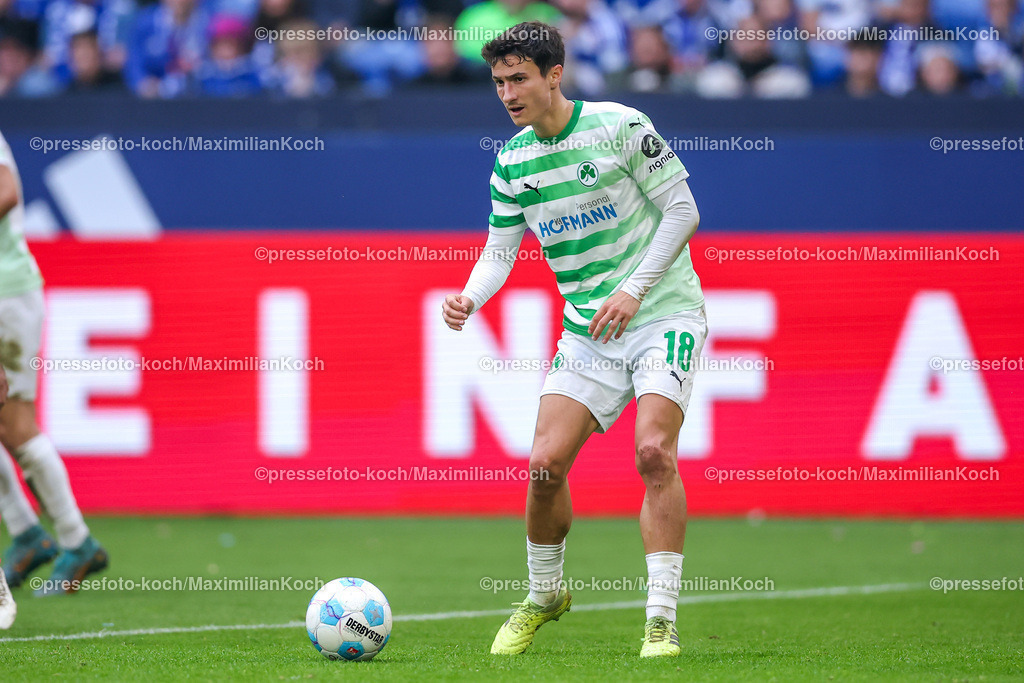 Schalke26102402129 | 26.10.2024, Fußball, FC Schalke 04 - SpVgg Greuther Fürth, 2. Fußball Bundesliga, Veltins-Arena Gelsenkirchen, Saison 2024 2025: Marco Meyerhöfer (Greuther Fürth #18)DFB regulations prohibit any use of photographs as image sequences and or quasi-video.