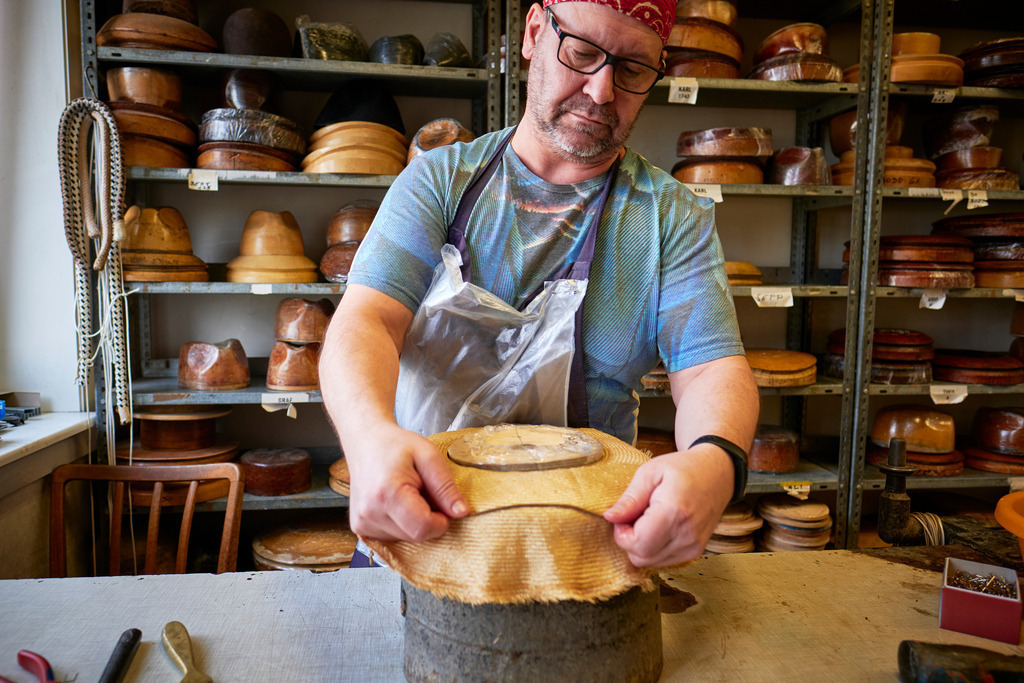 Mühlbauer Hutmanufaktur | WIen, Austria - March 04, 2020; Mühlbauer Hutmanufaktur; Bearbeitung eines Hutes mit einer Formschnur. - Realisiert mit Pictrs.com