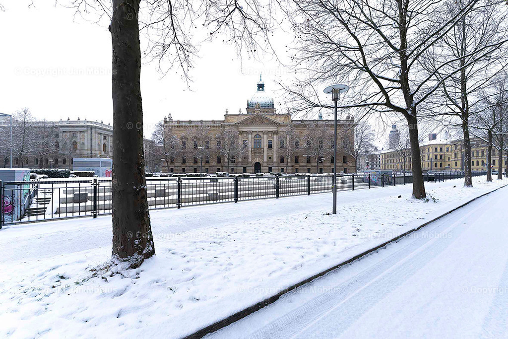Bundesverwaltungsgericht | Das heutige Bundesverwaltungsgericht in Leipzig blickt auf eine bewegte Geschichte zurück: Ursprünglich als Reichsgericht errichtet, diente das beeindruckende Gebäude später als Bildermuseum. Heute ist es Sitz des höchsten deutschen Gerichts für öffentliches Recht. Die Verbindung aus historischer Architektur, kulturellem Erbe und rechtlicher Bedeutung macht diesen Ort einzigartig – für Besucher, Interessierte und Bildkäufer gleichermaßen. - Realisiert mit Pictrs.com
