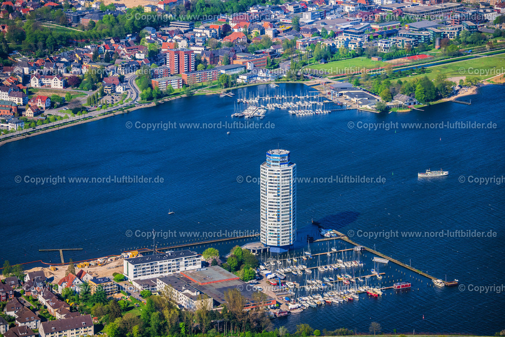 Schleswig_Wikingerturm_ELS_0727010524 | SCHLESWIG 01.05.2024 Hochhaus- Gebäude im Wohngebiet  Wikingturm am Wikingeck im Yachthafen im Ortsteil Annettenhöh in Schleswig im Bundesland Schleswig-Holstein. // High-rise building in the residential area  Wikingturm on Wikingeck in the district Annettenhoeh in Schleswig in the state Schleswig-Holstein. Foto: Martin Elsen