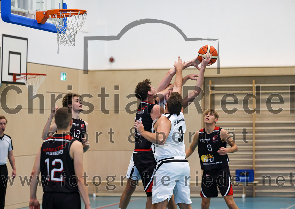2022-10-16_034_TSV_Vaterstetten_gegen_Baskets_Vilsbiburg_2 | Vaterstetten, Deutschland, 16.10.2022:
Basketball, Bayernliga Herren Südost 2022 / 2023, 1. Spieltag, TSV Vaterstetten gegen Baskets Vilsbiburg 2, Endergebnis: 83:64

T. Berger (Baskets Vilsbiburg, #12), D. Esch (Baskets Vilsbiburg, #13), M. Engel (Baskets Vilsbiburg, #14), Mathias Furtmair (TSV Vaterstetten, #3)

Foto: Christian Riedel / fotografie-riedel.net