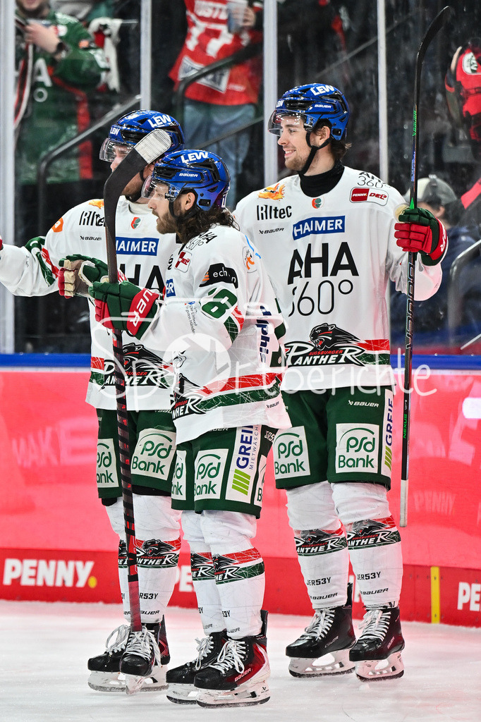 EHC RB München - Augsburger Panther | MUNICH, GERMANY - 30. DECEMBER:  Jubel der Gäste nach dem Ausgleich zum 2-2 durch Anthony LOUIS (Augsburger Panther 18) / Tor / Torschuetze / Freude / Happy während dem Match zwischen dem EHC Red Bull München und den Augsburger Panthern am 34. Spieltag der Penny DEL im SAP Garden
