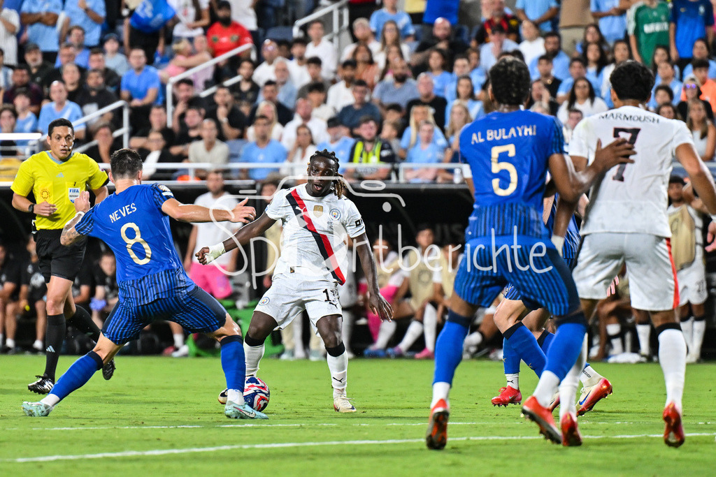 Manchester City - Al-Hilal SFC | im duell Ruben NEVES (Al-Hilal 8) und Jeremy DOKU (Manchester City 11) / Zweikampf / FIFA Club World Cup: Manchester City - Al-Hilal SFC, Camping World Stadium am 30.06.2025 / NOT FOR SALE IN USA