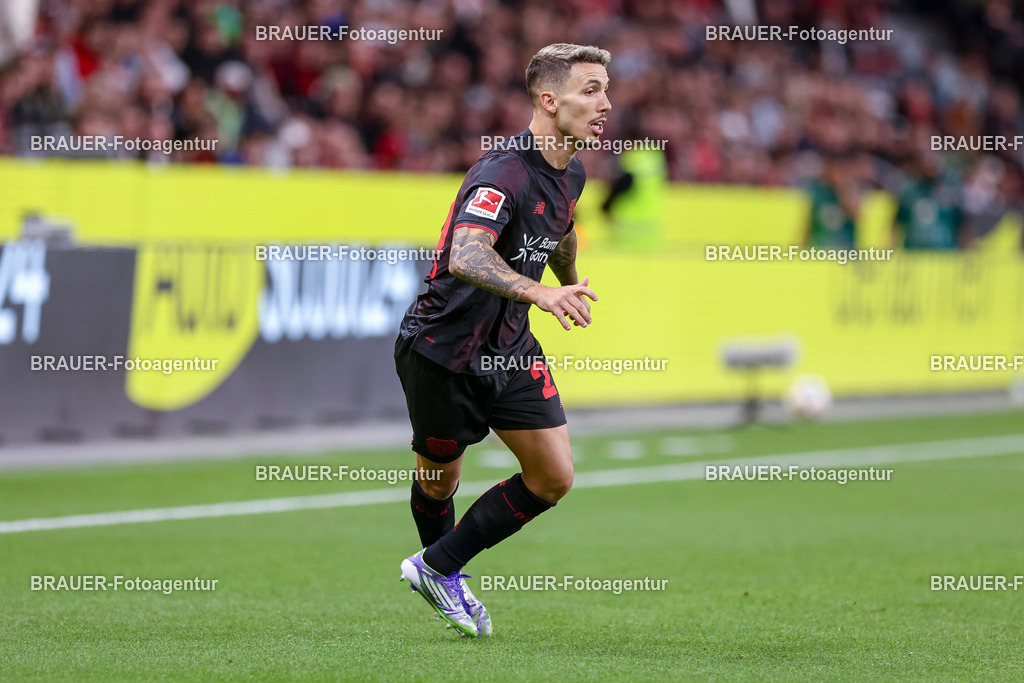 Bayer 04 Leverkusen vs Eintracht Frankfurt - Bundesliga  | Leverkusen, Deutschland, 12.09.25:   Alejandro Grimaldo (Bayer 04 Leverkusen) schaut waehrend des Spiels der Bundesliga zwischen  Bayer 04 Leverkusen vs Eintracht Frankfurt in der BayArena(Foto von Brauer-Fotoagentur / Adrian Schlueter)