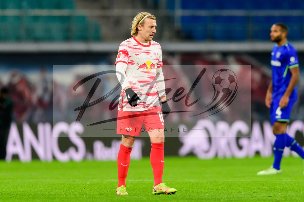 RBLLEV20211128_116 | Fussball, Herren: Emil Forsberg (RB Leipzig) schaut bei dem Spiel der 1. Bundesliga zwischen RB Leipzig und Bayer 04 Leverkusen in der Red Bull Arena am 28.11.2021 in Leipzig, Deutschland.DFB / DFL REGULATIONS PROHIBIT ANY USE OF PHOTOGRAPHS AS IMAGE SEQUENCES AND/OR QUASI-VIDEO. - Realisiert mit Pictrs.com