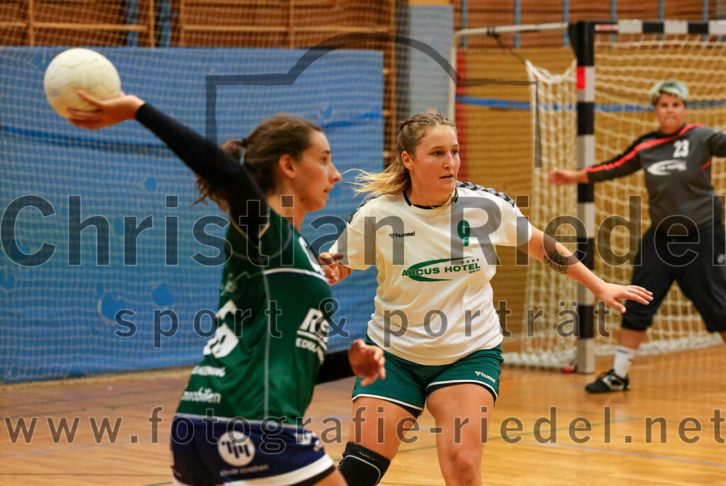 2023-09-16_120_TSV_Vaterstetten_gegen_SV_Muenchen_Laim | Baldham, Deutschland, 16.09.2023:
Handball, Bayernliga Frauen Staffel Süd 2023 / 2024, 1. Spieltag, TSV Vaterstetten gegen SV München Laim, Endergebnis: 23:34

Elisa von Hoenning (SV München Laim, #66), Johanna Gernsbeck (TSV Vaterstetten, #9)

Foto: Christian Riedel / fotografie-riedel.net