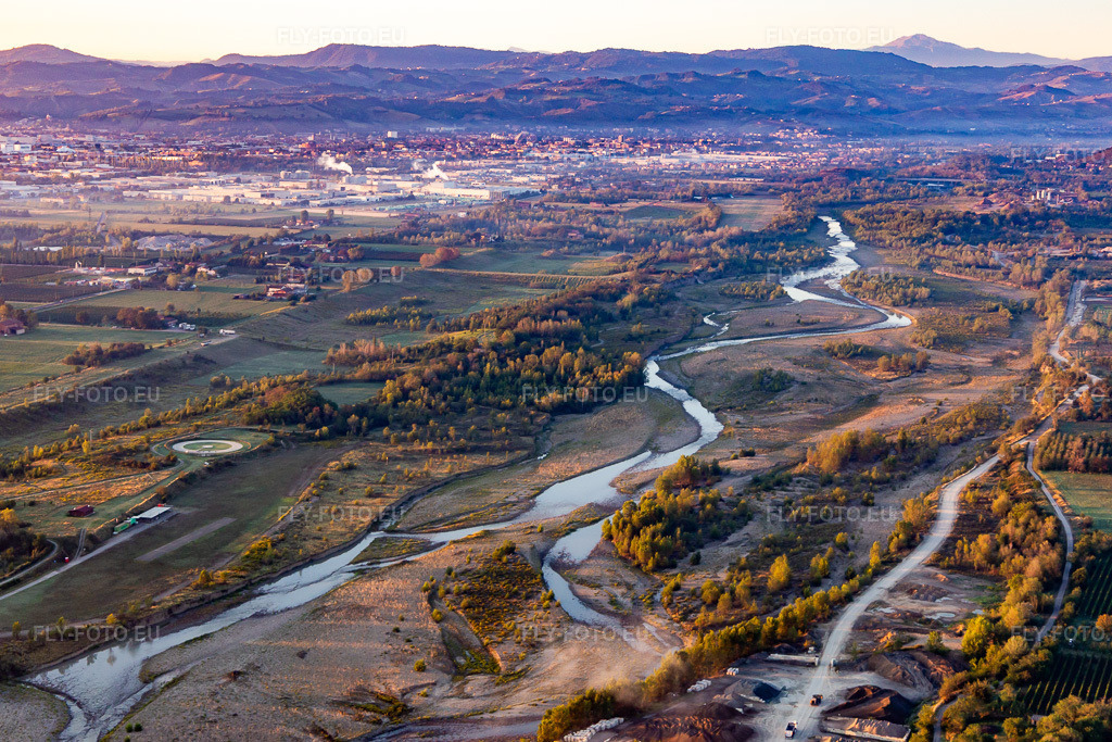 Vue aérienne: Lever de soleil sur la rivière Secchia, Gruppo Aeromodellistico Secchia GAS à Sassuolo dans le département Modena, Italie. Photo: IMG_134774.jpg prise le 20/09/2022 par Werner Riehm/FLY-FOTO.euRésolution de l'original: 5280 x 3520 px