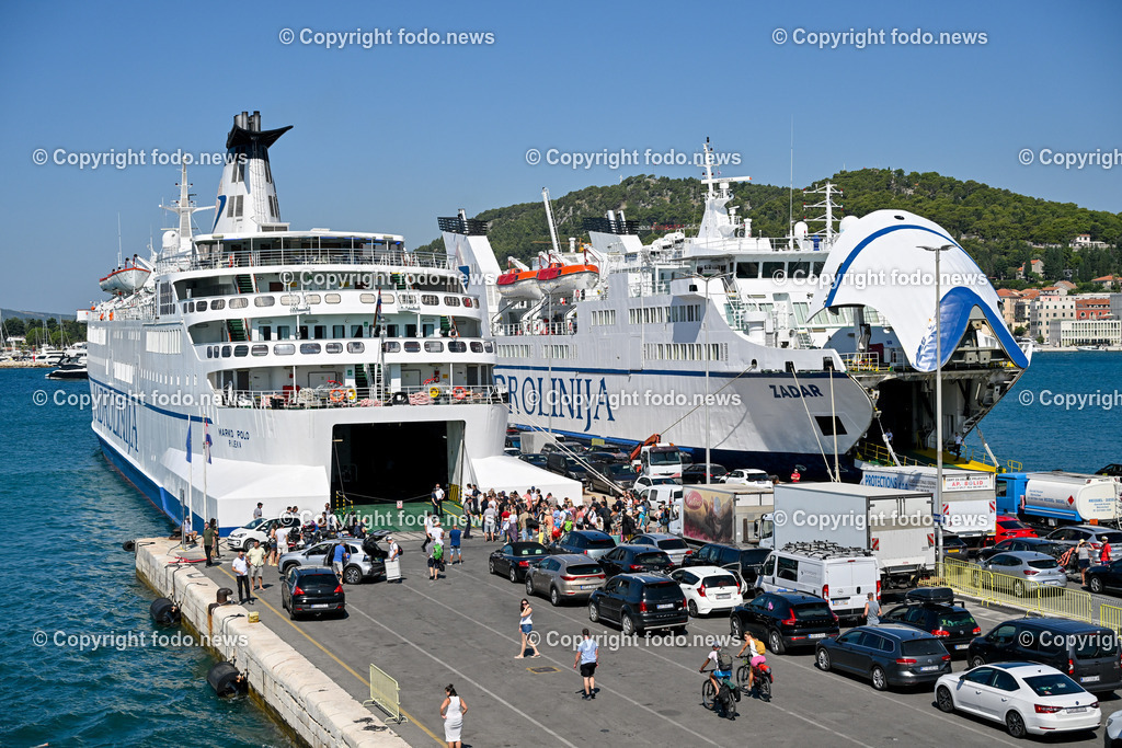 Kroatien_ Split_ 21.07.2025-23 | 21.07.2025, Kroatien, HRV, Split, Hafen, im Bild Themenbild, Trajekti, Jadrolinija, Faehre, Schiff, Meer, Adria, Touristen, Tourismus, Transport, Hafen, Hafeneinfahrt, Feature, SymbolbildSplit zweitgroesste Stadt Kroatiens. Die Stadt ist Verwaltungssitz der Gespanschaft Split-Dalmatien 