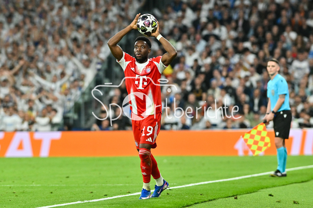 Real Madrid - FC Bayern München | MADRID, SPAIN - 07. APRIL: with Ball Alphonso DAVIES (FC Bayern Munich 19) during the UEFA Champions League match between Real Madrid vs. FC Bayern Munich on Quarterfinal first leg at Estadio Santiago Bernabeu